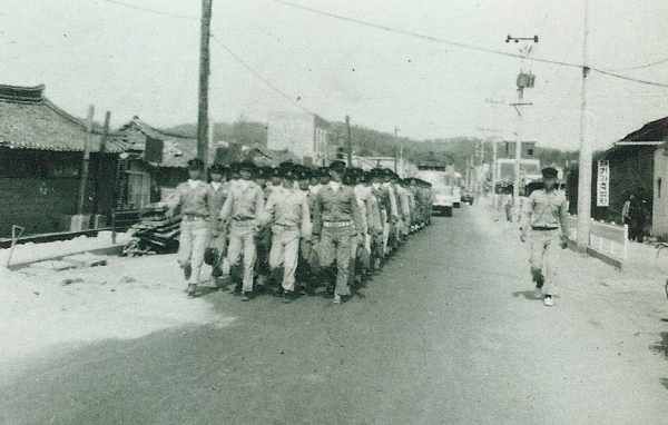 1974년 남한고 학도호국단 행군 모습(사진제공 남한고동문회)
