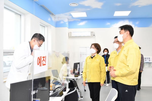김상호 하남시장이 11일 김남근 부시장과 미사보건센터에서 이뤄진 첫 접종을 참관하기 위해 센터를 방문, 예방접종 관계 직원을 격려하고 있다.