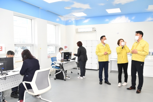 김상호 하남시장이 11일 김남근 부시장과 미사보건센터에서 이뤄진 첫 접종을 참관하기 위해 센터를 방문, 예방접종 절차를 살피고 있다.