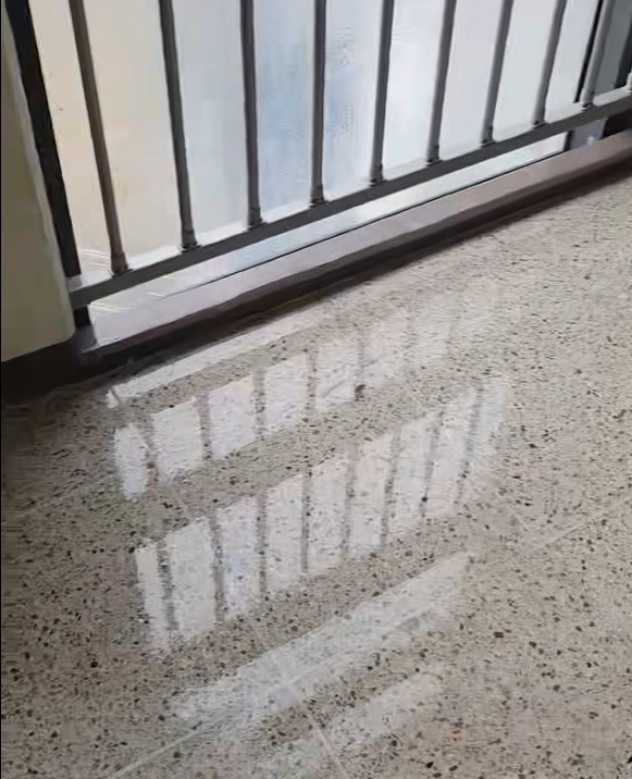 해당 아파트 베란다 창문에서 빗물이 누수돼 바닥에 물이 고여있다.(사진 주민제공)